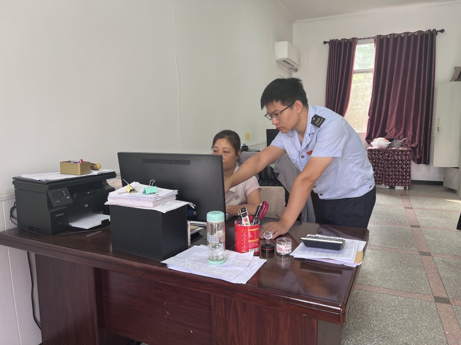 图为税务干部辅导纳税人进行申报.jpg 图为税务干部辅导纳税人进行申报.jpg