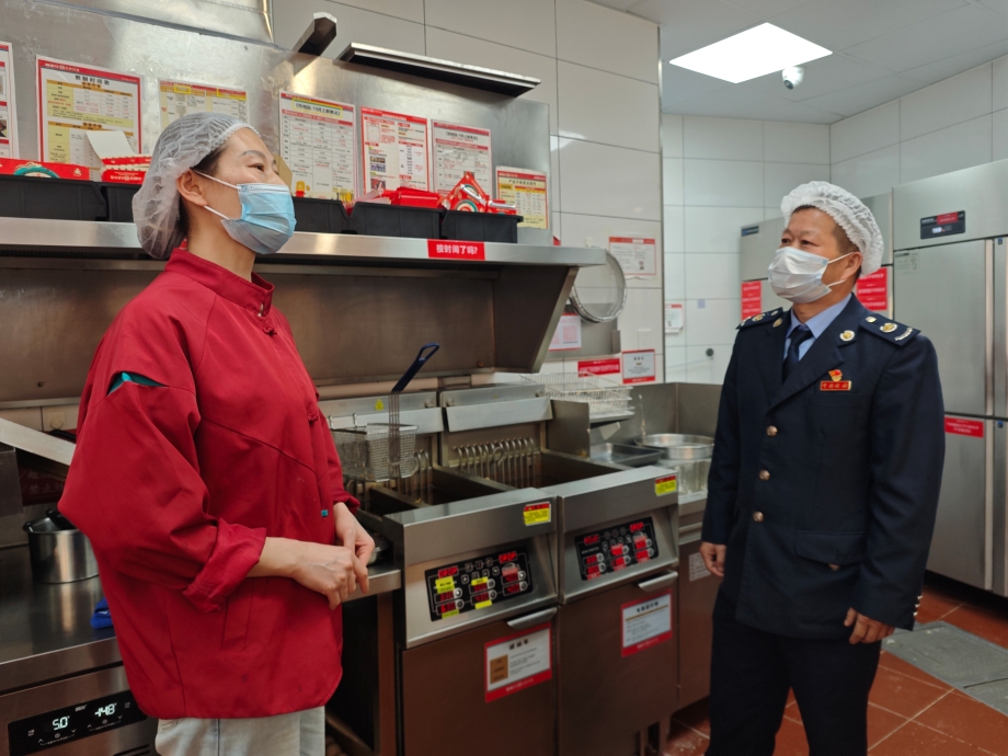 图为税务干部走访餐饮店.jpg 图为税务干部走访餐饮店.jpg