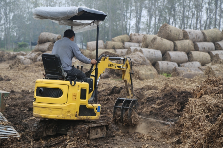 图为工人打包秸秆.jpg 图为工人打包秸秆.jpg