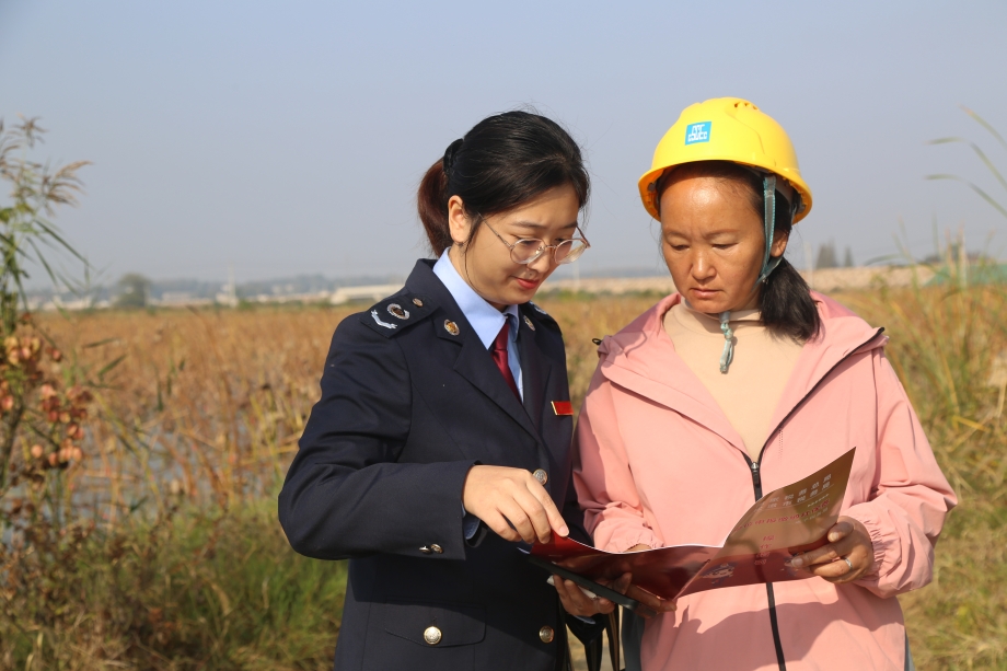 图为税务干部宣传社保政策2.jpg 图为税务干部宣传社保政策2.jpg