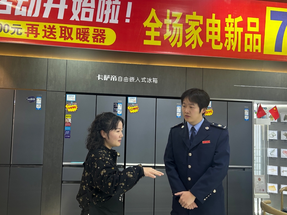 图为税务干部上门辅导纳税人.jpg 图为税务干部上门辅导纳税人.jpg