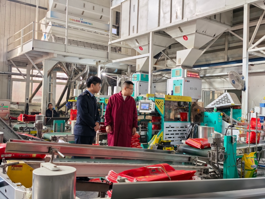 图为企业工作人员向税务干部介绍生产条线.jpg 图为企业工作人员向税务干部介绍生产条线.jpg