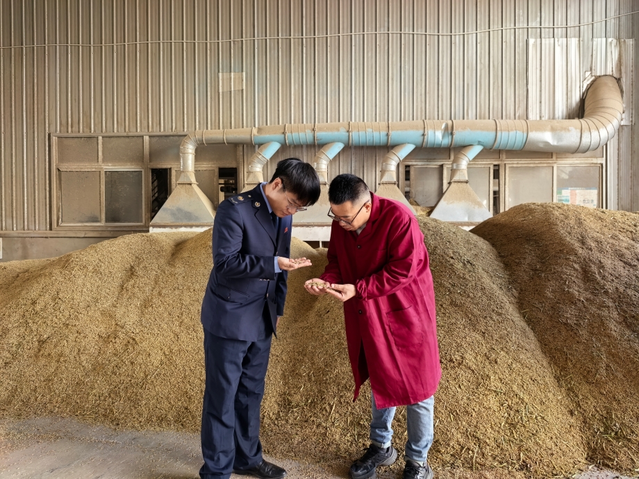 图为税务干部查看企业收购的秋粮.jpg 图为税务干部查看企业收购的秋粮.jpg
