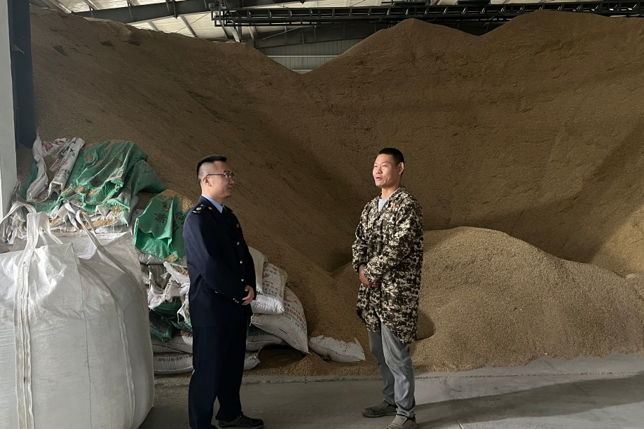 图为税务干部走访农户仓库.jpg 图为税务干部走访农户仓库.jpg