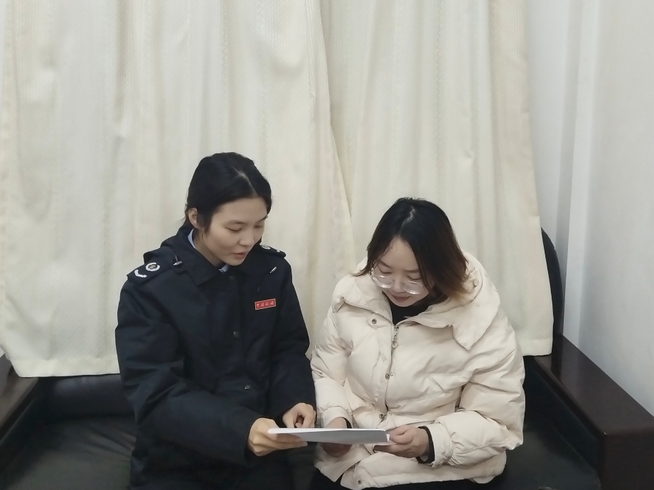 图为税务干部上门辅导纳税人.jpg 图为税务干部上门辅导纳税人.jpg