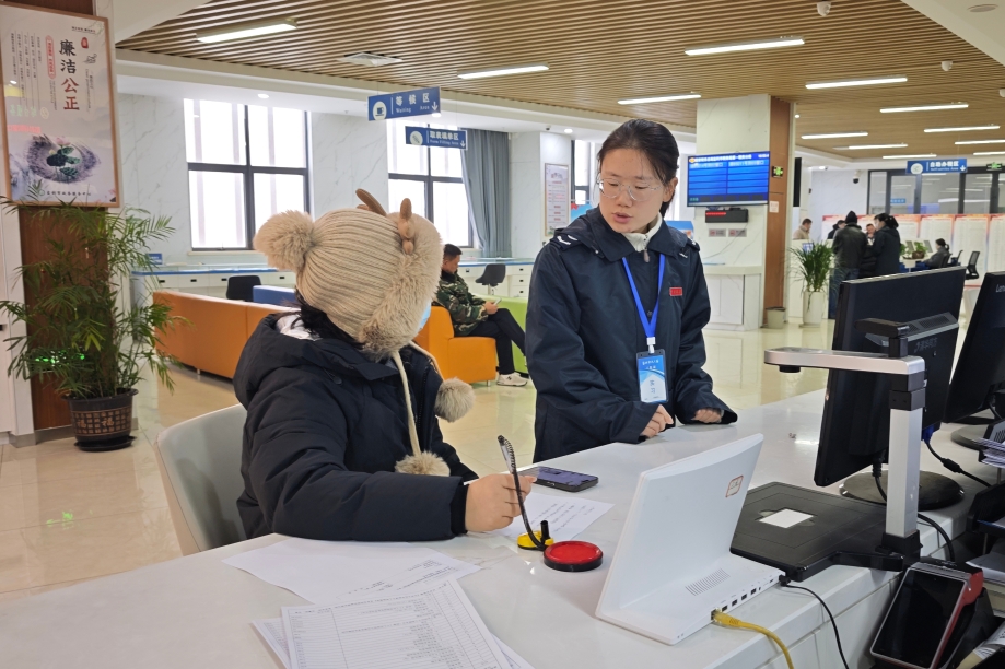 图为税务工作人员为纳税人讲解税收政策.jpg 图为税务工作人员为纳税人讲解税收政策.jpg