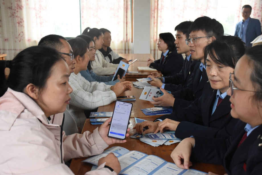 图为城乡两险问题解答现场 (1).jpg 图为城乡两险问题解答现场 (1).jpg