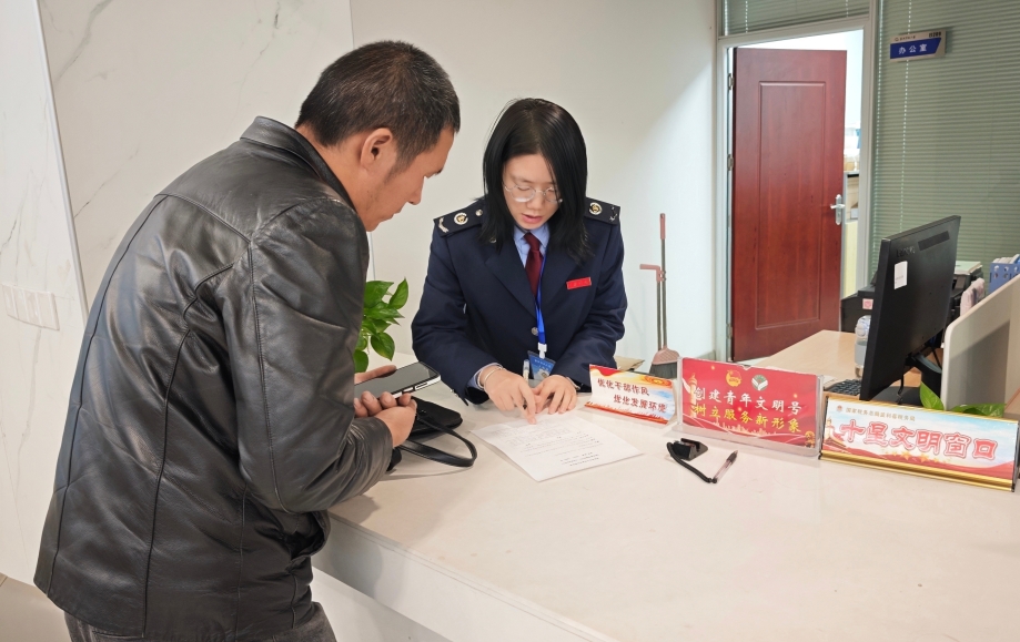 图为税务工作人员为纳税人讲解相关情况.jpg 图为税务工作人员为纳税人讲解相关情况.jpg