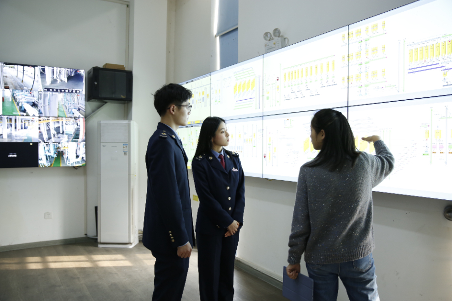 1762405398287039133.jpg 图为国宝桥米工作人员为税务干部讲解稻米加工流程20251106125104.jpg