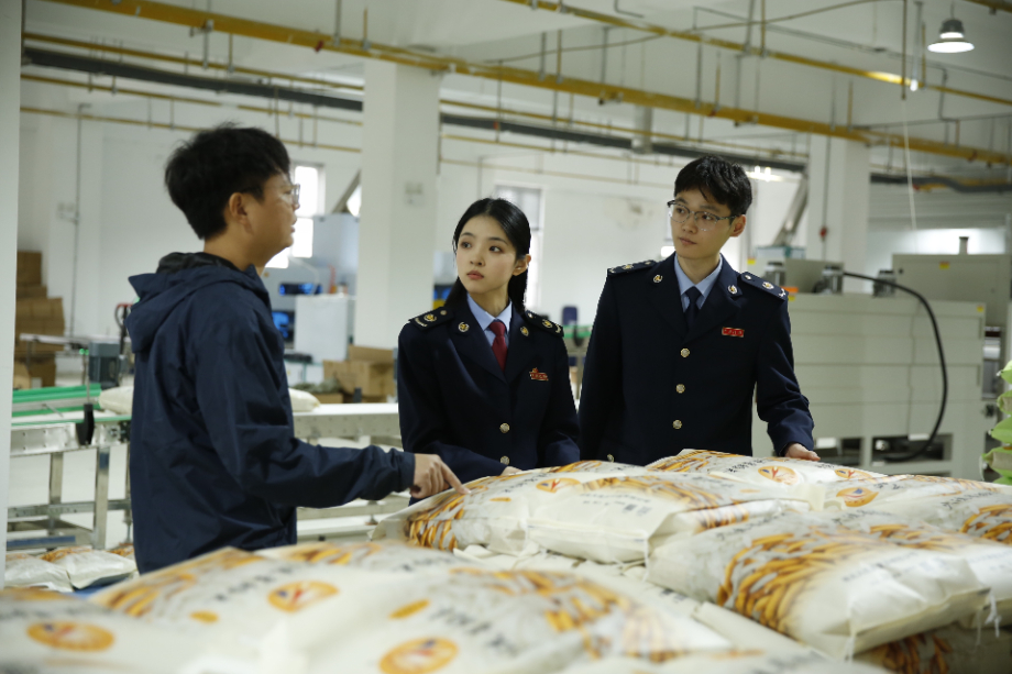 1762405413576089894.jpg 图为火流星食品有限公司工作人员为税务干部介绍产品20251106125109.jpg