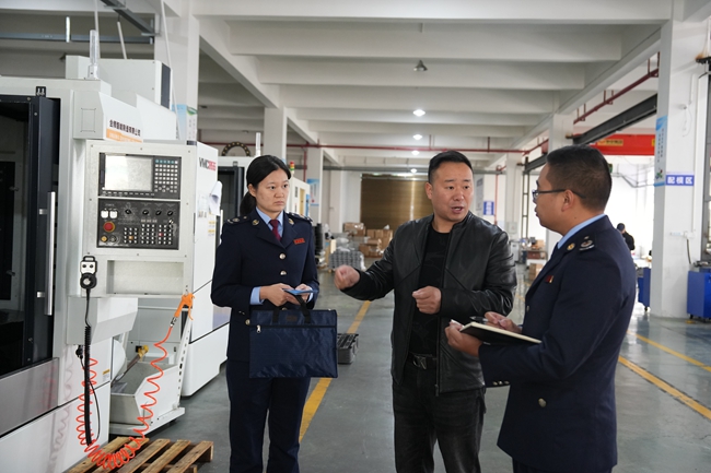 1762999633998064637.jpg 图为企业负责人介绍车床设备.jpg