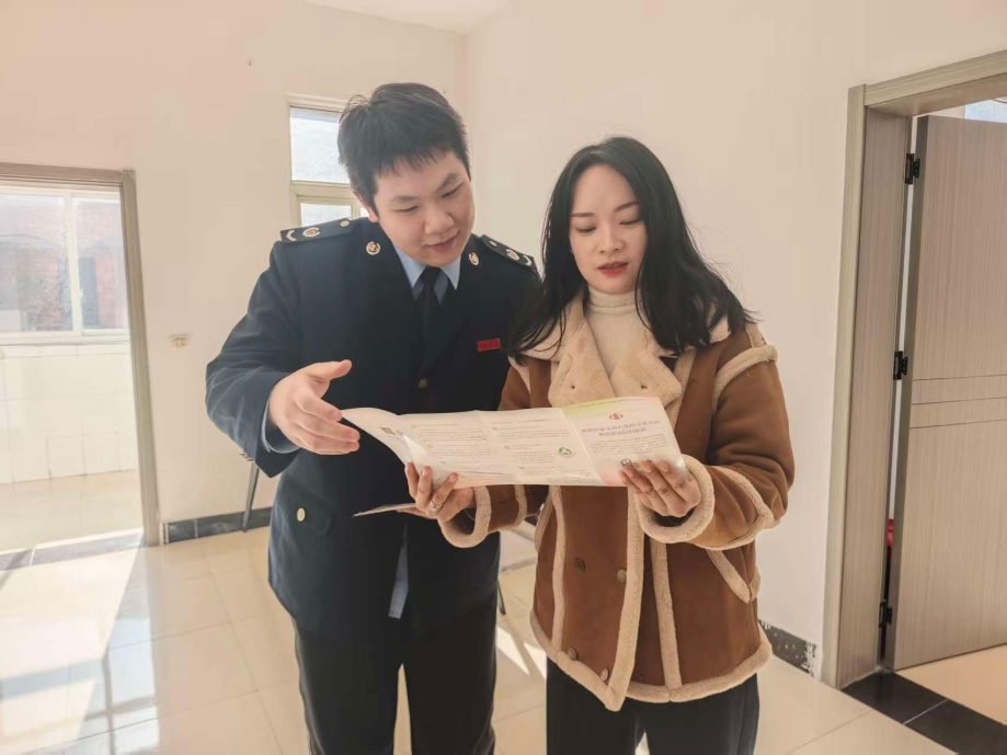 鱼岳分局12月3日上午前往湖北聚灵工科技有限公司讲解宣传手册.jpg 鱼岳分局12月3日上午前往湖北聚灵工科技有限公司讲解宣传手册.jpg