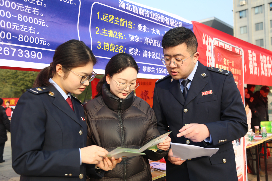 1770368606852017846.jpg 税务干部向企业讲解合规经营的重要性.jpg